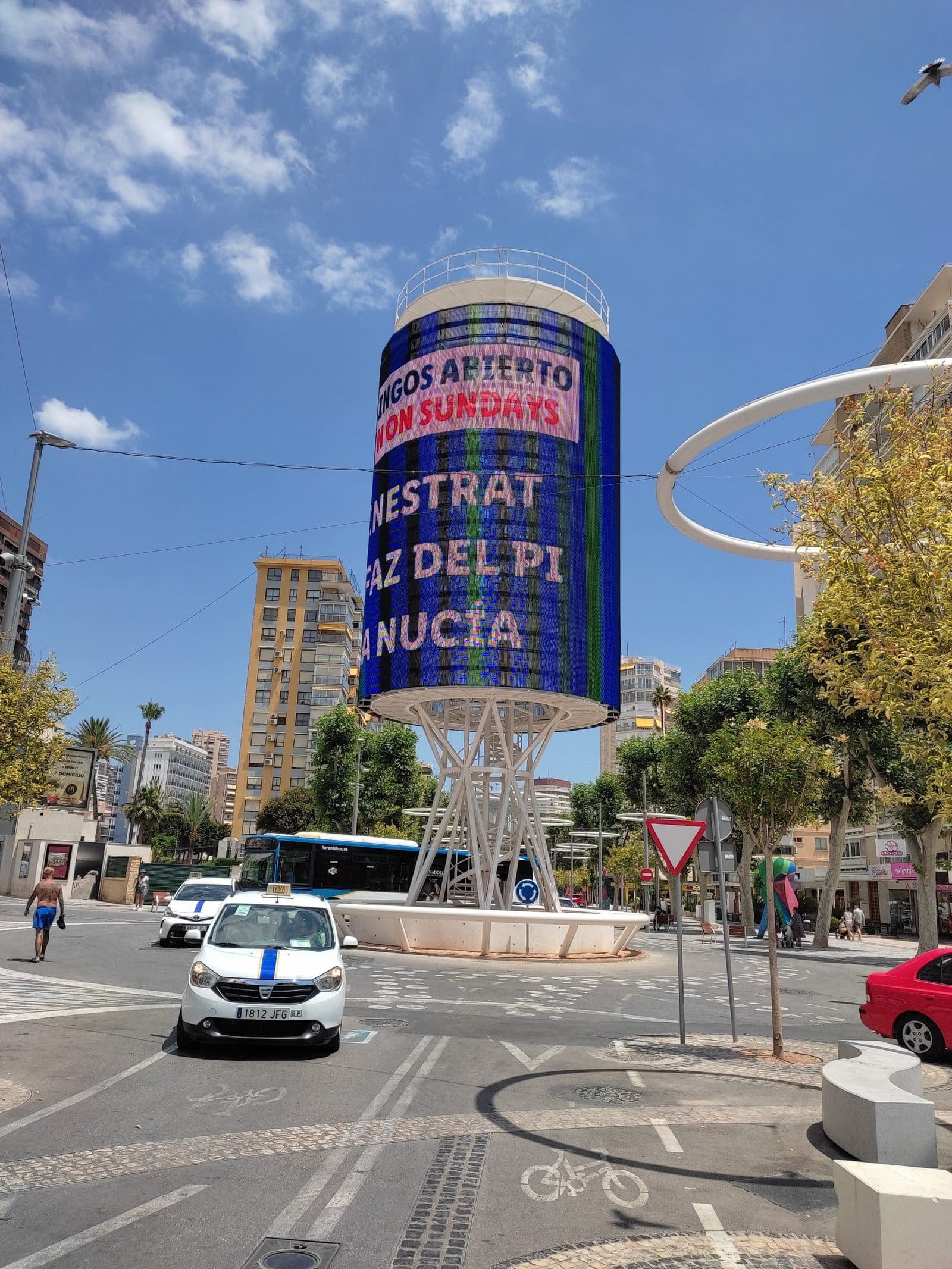 Monolito en Benidorm donde va el dinero de la publicidad Monolito en Benidorm donde va el dinero de la publicidad