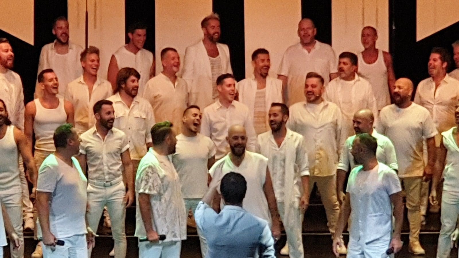 En Benidorm faltan espectáculos como el que BARCELONA GAY MEN´S CHORUS nos ofreció ayer en Alicante. En Benidorm faltan espectáculos como el que BARCELONA GAY MEN´S CHORUS nos ofreció ayer en Alicante.