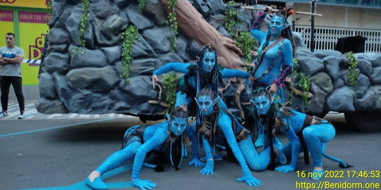 En Benidorm, preparación del desfile de carrozas de las fiestas populares En Benidorm, preparación del desfile de carrozas de las fiestas populares