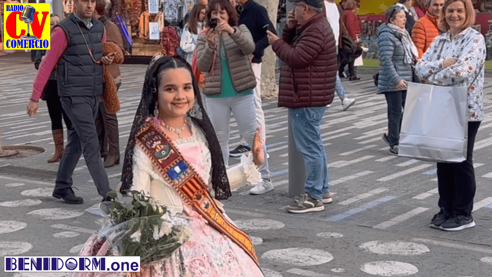 Ofrenda de Flores de las falleras y falleros en Benidorm Ofrenda de Flores de las falleras y falleros en Benidorm
