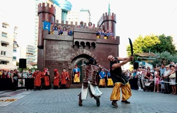 Moros y Cristianos medio año hasta las fiesta en Benidorm
