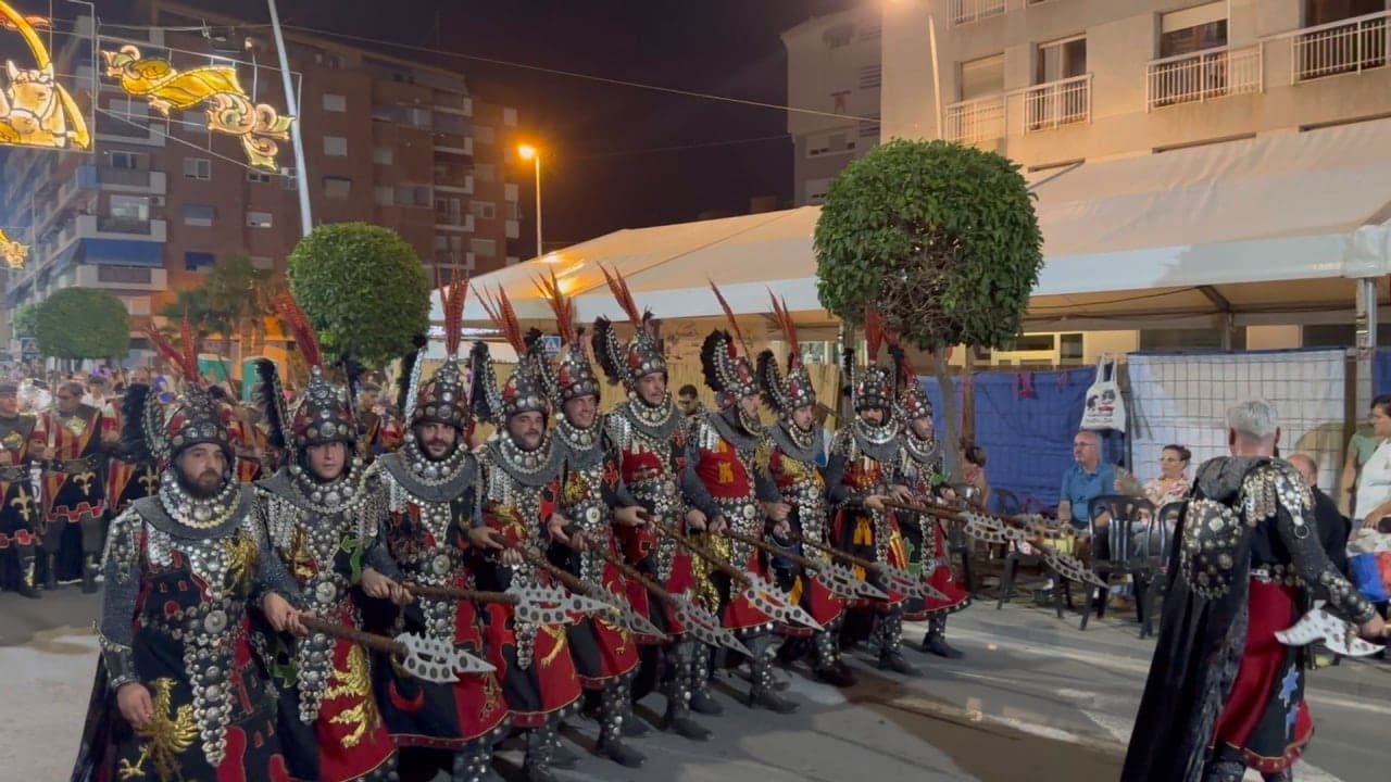 Exitoso desfile de cristianos en las fiestas patronales de Moros y Cristianos en Villajoyosa, 2023 Exitoso desfile de cristianos en las fiestas patronales de Moros y Cristianos en Villajoyosa, 2023