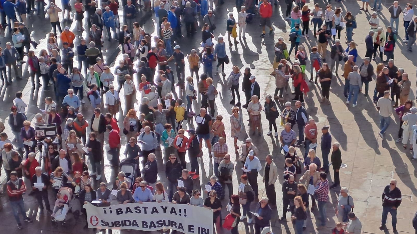 Multitudinaria protesta en Benidorm contra las subidas desmesuradas: ¡Basta de asfixiar a quienes menos tienen!