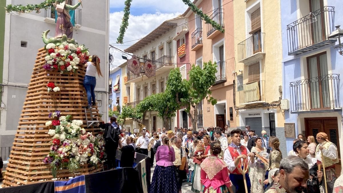 VILLAJOYOSA OFRENDA DE FLORES POR LAS LAGRIMAS DE SANTA MARTA VILLAJOYOSA OFRENDA DE FLORES POR LAS LAGRIMAS DE SANTA MARTA
