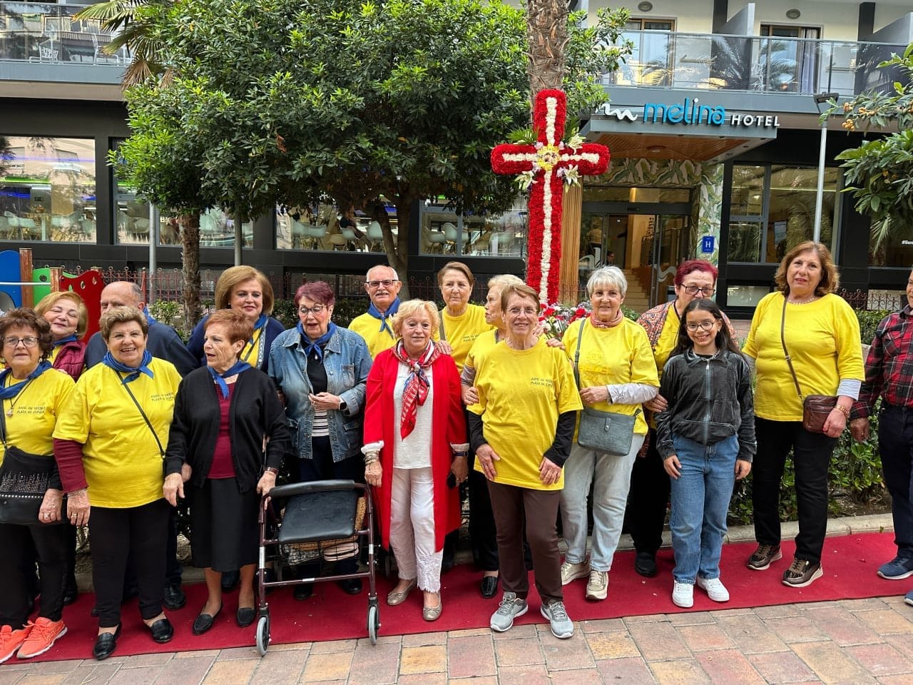 BENIDORM CELEBRA EL DIA DE LA CRUZ con la asociación de vecinos de El campo – plaza España