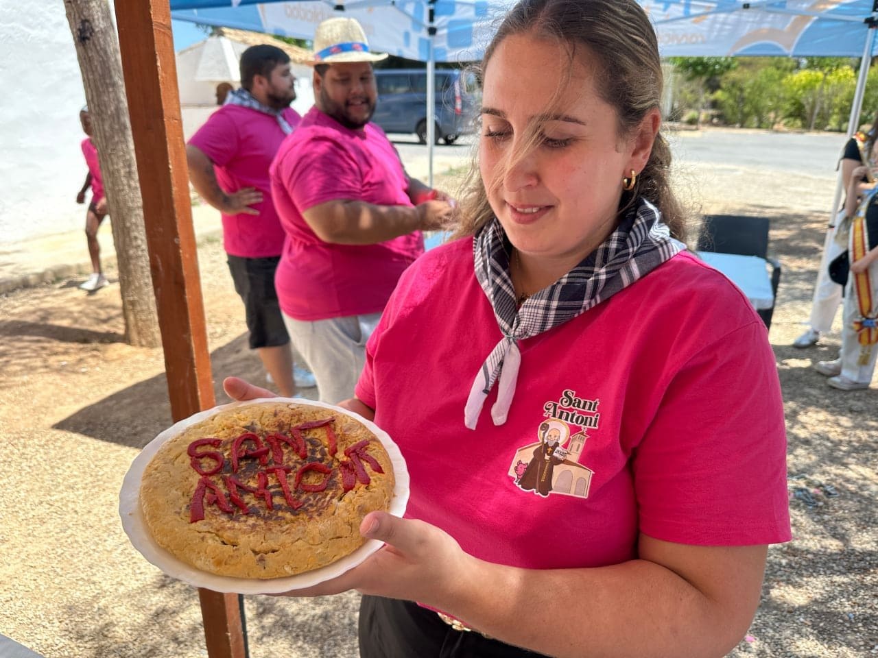 Benidorm Celebra el concurso de la tortilla con la asociación de Sant Antoni en la ermita de sanz