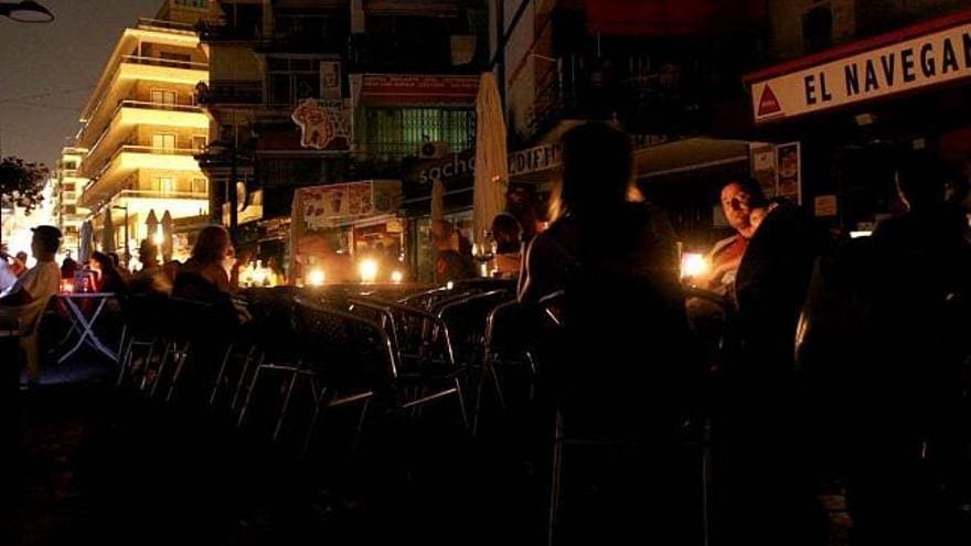 ¡BENIDORM COLAPSADO! EL GRAN APAGÓN DEJÓ A COMERCIANTES Y HOSTELEROS EN JAQUE: “SI NO TENÍAS EFECTIVO, TE QUEDASTE CON HAMBRE” ¡BENIDORM COLAPSADO! EL GRAN APAGÓN DEJÓ A COMERCIANTES Y HOSTELEROS EN JAQUE: “SI NO TENÍAS EFECTIVO, TE QUEDASTE CON HAMBRE”