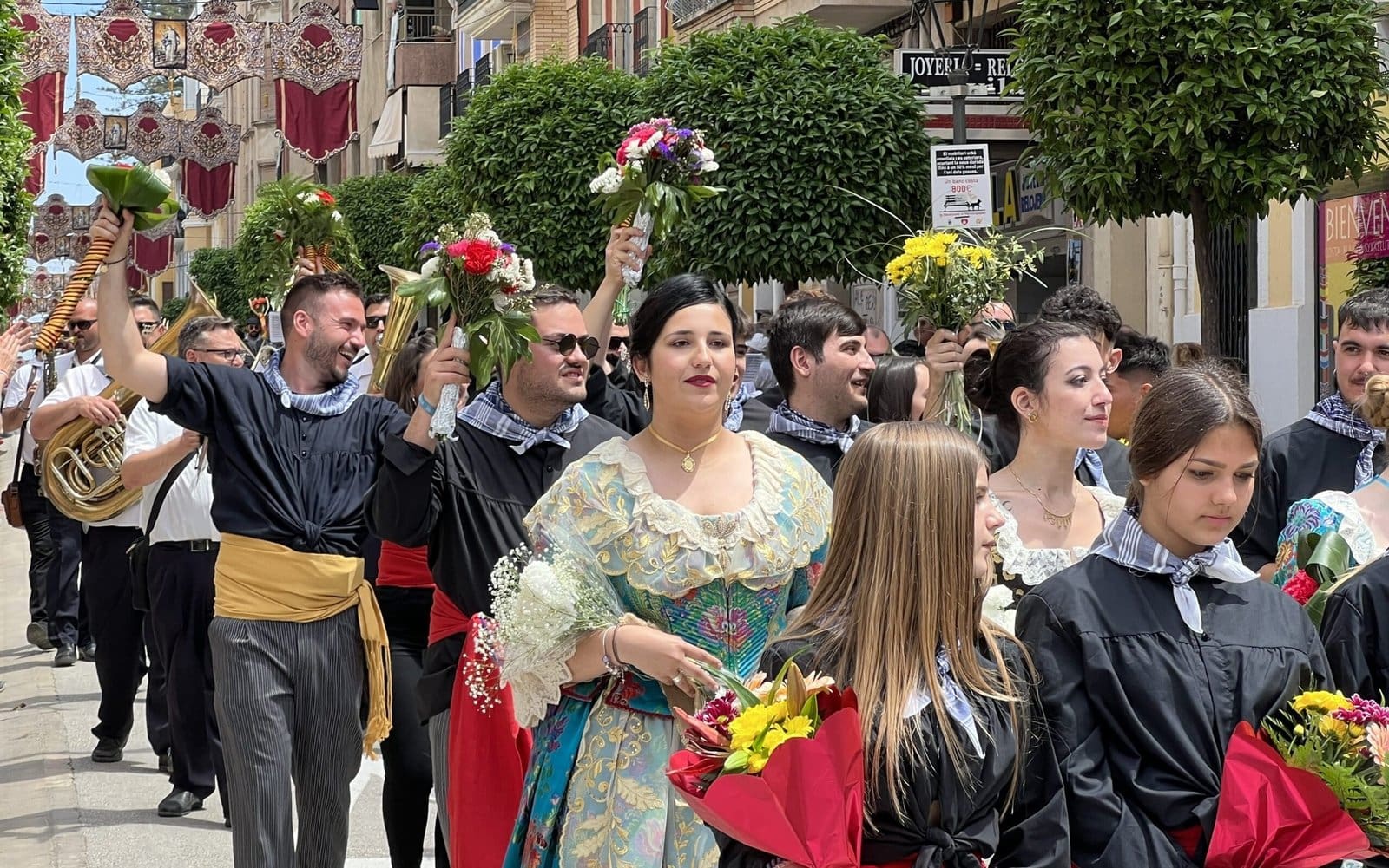 🌸 ¡Villajoyosa se Viste de Flores! La Emotiva Ofrenda a Santa Marta que Paraliza la Ciudad HOY 🌸