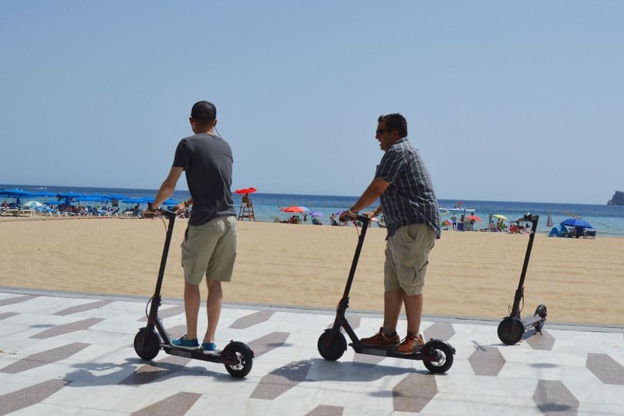 ¡Aquí llega el reportero más dicharachero de Benidorm, Francisco Sánchez, a lomos de su reluciente patinete eléctrico, listo para llevarte en un recorrido lleno de ritmo, color y alegría por la joya del Mediterráneo: ¡Benidorm, la ciudad que nunca duerme… y que siempre se reinventa! 🎤🛴☀️ ¡Aquí llega el reportero más dicharachero de Benidorm, Francisco Sánchez, a lomos de su reluciente patinete eléctrico, listo para llevarte en un recorrido lleno de ritmo, color y alegría por la joya del Mediterráneo: ¡Benidorm, la ciudad que nunca duerme… y que siempre se reinventa! 🎤🛴☀️