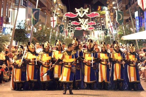 “Benidorm arde con la CORONACIÓN de la Reina Mora 2025 👑 ¡La noche más espectacular de los Moros y Cristianos!” 🔥