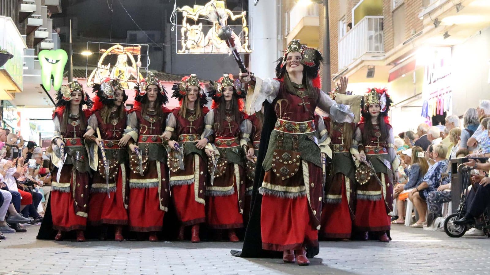EL DESFILE DE MOROS Y CRISTIANOS ILUMINA BENIDORM EL DESFILE DE MOROS Y CRISTIANOS ILUMINA BENIDORM