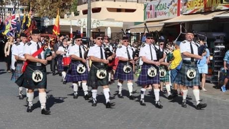 Benidorm se tiñe de amapolas rojas en honor a los veteranos británicos
