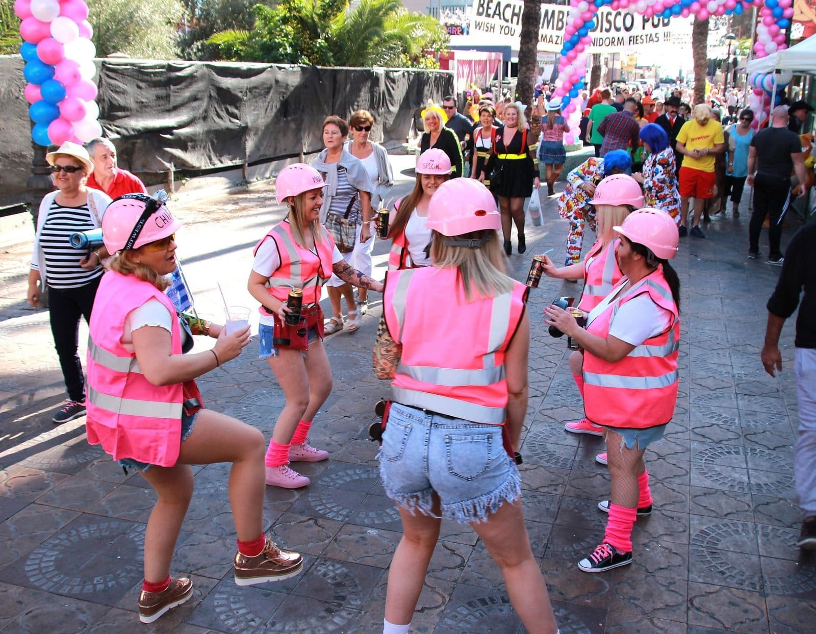 Benidorm celebrará una nueva edición de la ‘Fancy Dress’ en la que se esperan más de 30.000 asistentes Benidorm celebrará una nueva edición de la ‘Fancy Dress’ en la que se esperan más de 30.000 asistentes