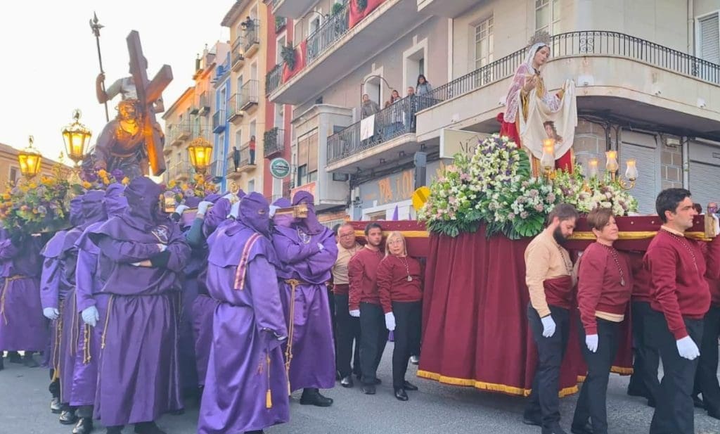 🔥 VILLAJOYOSA SE DETIENE AL AMANECER: EL SOBRECOGEDOR ENCUENTRO ENTRE JESÚS NAZARENO Y LA VERÓNICA QUE HACE TEMBLAR EL ALMA 🔥 🔥 VILLAJOYOSA SE DETIENE AL AMANECER: EL SOBRECOGEDOR ENCUENTRO ENTRE JESÚS NAZARENO Y LA VERÓNICA QUE HACE TEMBLAR EL ALMA 🔥