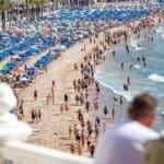 Benidorm y la batalla por la primera línea: sombrillas al amanecer, quejas vecinales y una normativa con zonas grises